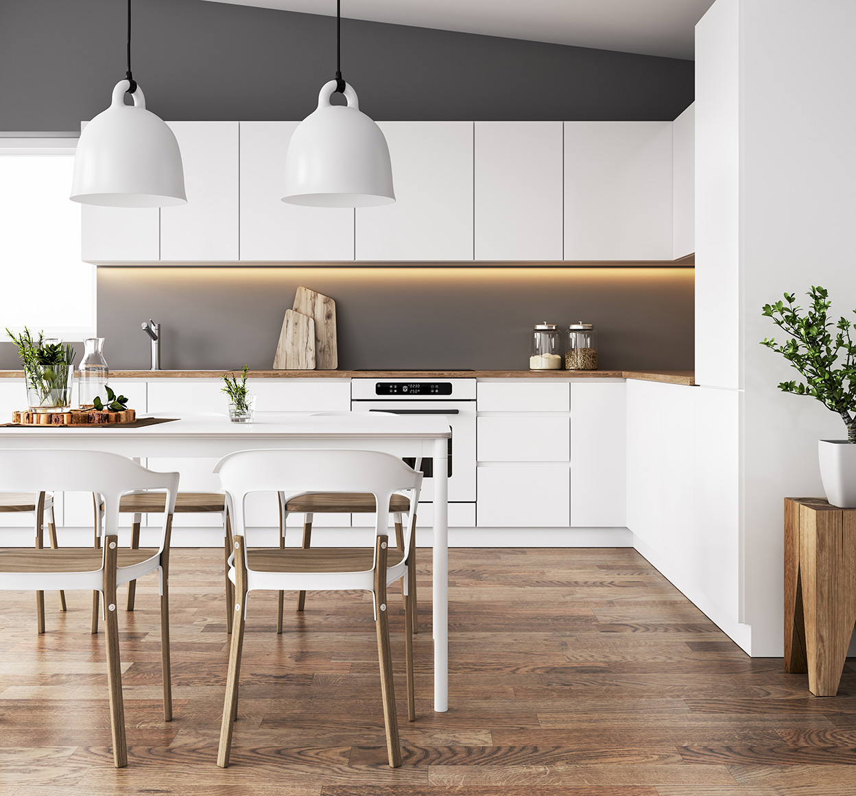 Une cuisine moderne avec un parquet, une table et des chaises